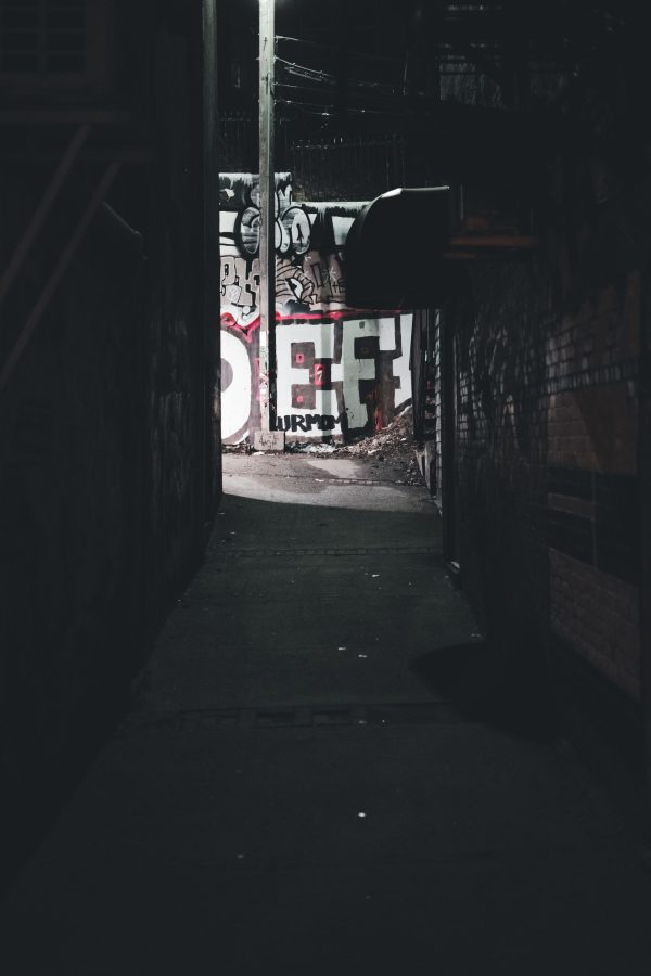 sötét graffitis sikátor