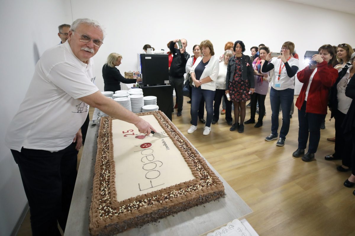 Frankó András felvágja a 25. születésnapi tortát
